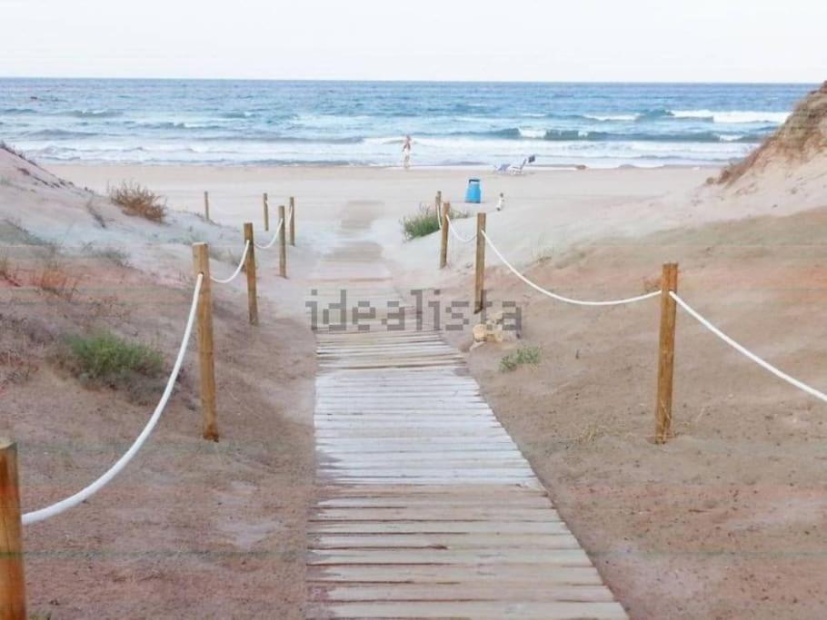 Hébergement de vacances Adosado En La Playa De El Perellonet Con Piscina, Pista Tenis
