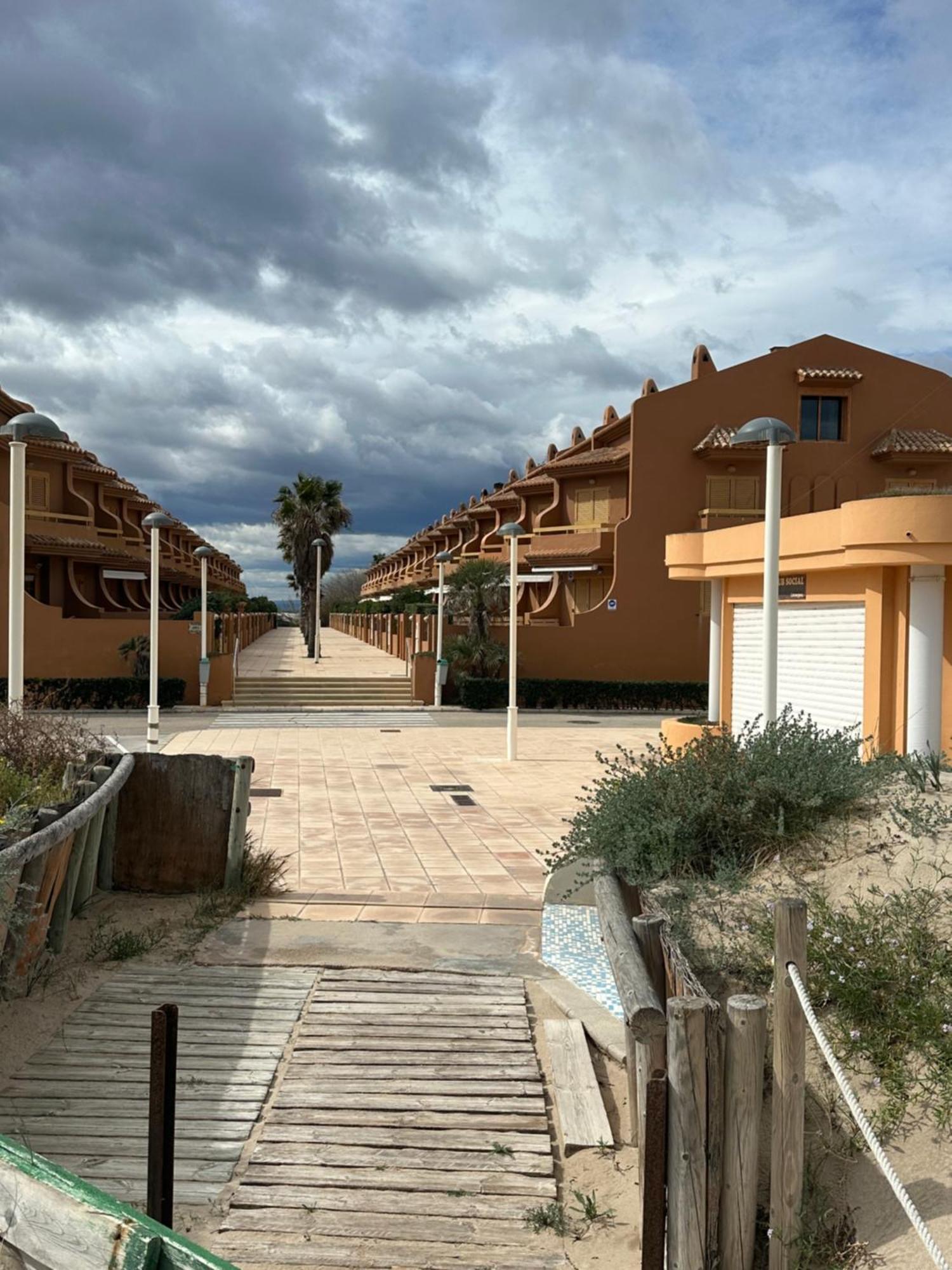 Adosado En La Playa De El Perellonet Con Piscina, Pista Tenis Hébergement de vacances *